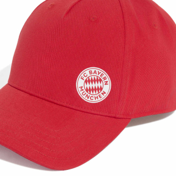 Bayern Mnichov čepice baseballová kšiltovka Essentials red